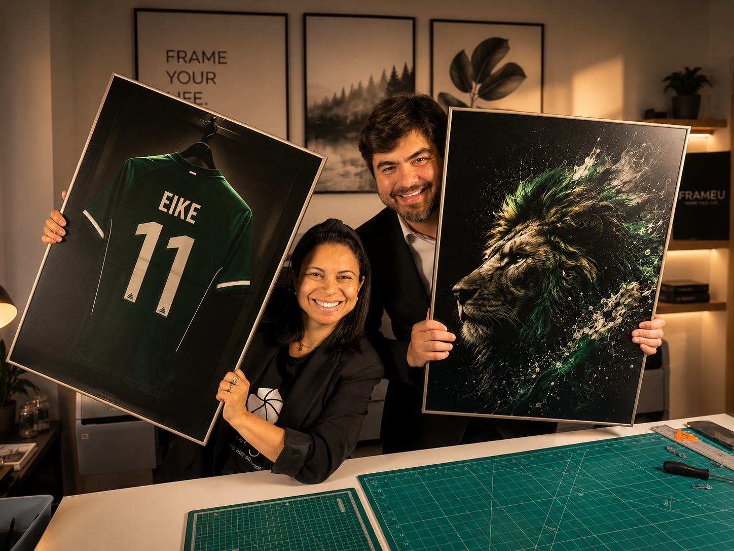 Rafa e Dimas no estúdio a segurar quadros Legends personalizados
